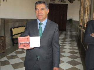 El presidente del TSJ de Andalucía, Lorenzo del Río, muestra la Memoria de 2016